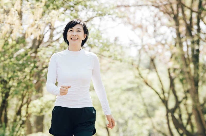 笑顔でウォーキングする女性